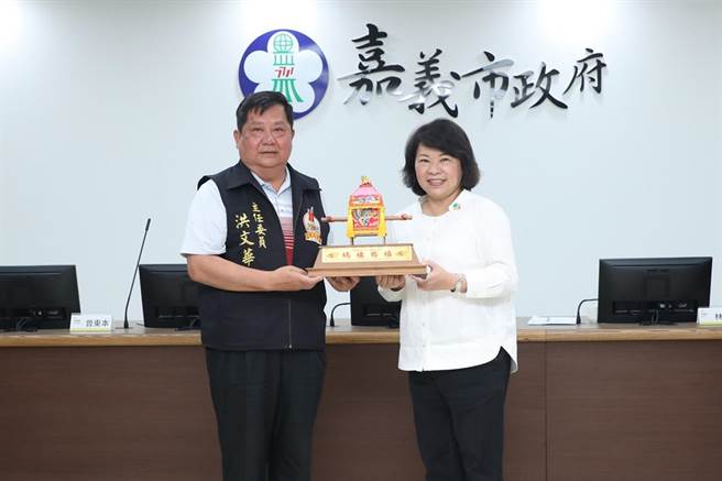 嘉义市长黄敏惠与白沙屯拱天宫主任委员洪文华互赠纪念品。（嘉义市政府提供∕吕妍庭嘉义传真）