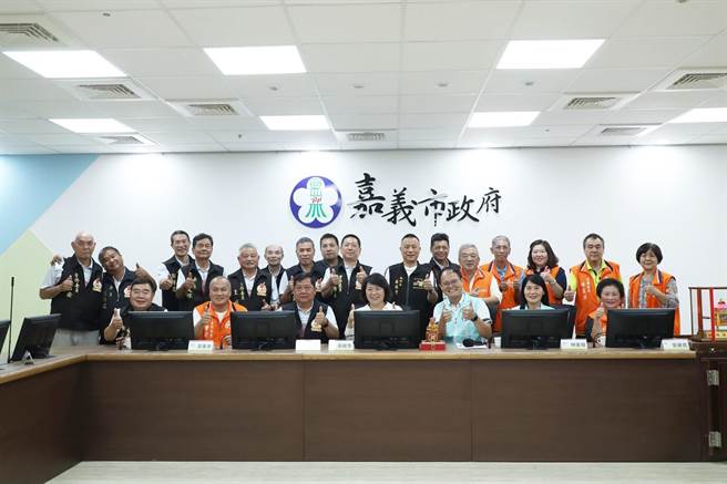 今白沙屯拱天宫主任委员洪文华等一行人在嘉义市大福兴宫主任委员曾东本等人陪同下，至嘉义市政府拜会黄敏惠。（嘉义市政府提供∕吕妍庭嘉义传真）