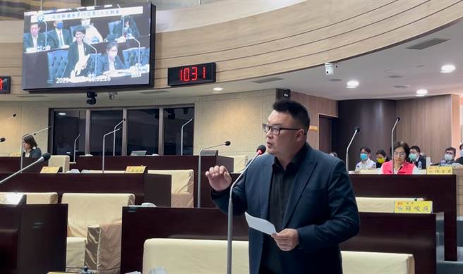 南投縣議員簡千翔促請民政處覓地興建公立火化場；議長何勝豐等多名議員也關心。（楊靜茹攝）