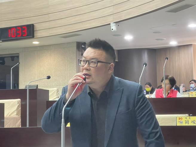 簡千翔感慨，南投什麼都輸人家，只有火化場贏人家，不知道該哭還是該笑！（楊靜茹攝）