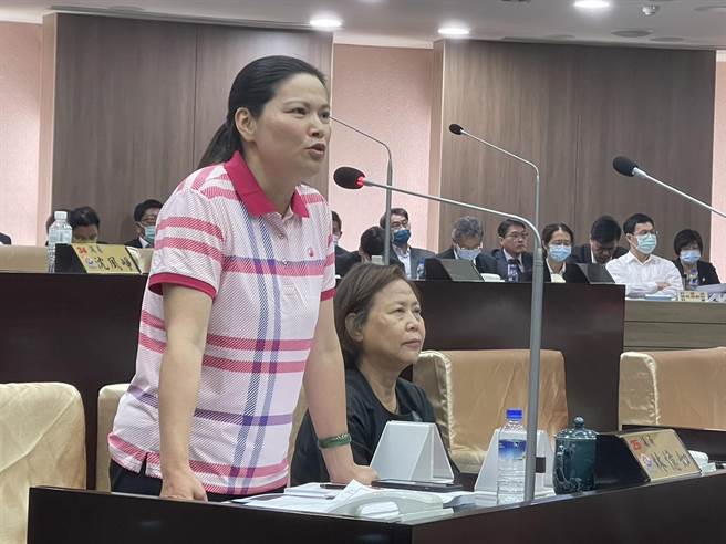 南投縣議員林憶如則希望縣府對南投殯儀館現有禮儀廳舍的修繕腳步能加快，有舒適治喪環境，不要讓喪家內外都煎熬。（楊靜茹攝）