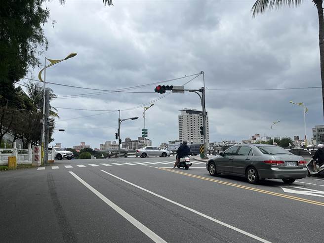 台南女童走斑马线遭撞不治，交通部推全台行人专用时相，花莲县府择定忠烈祠前等3处路口，试办感应式行人专用时间，下半年启用。（王志伟摄）