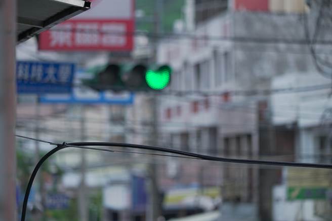 台电彰化区表示，一般来说电杆上面的电线一次就会有3条，有些工厂会有4条，以电杆之间距50公尺来讲，一次剪去4条就被剪去200公尺。（示意图／吴建辉摄）