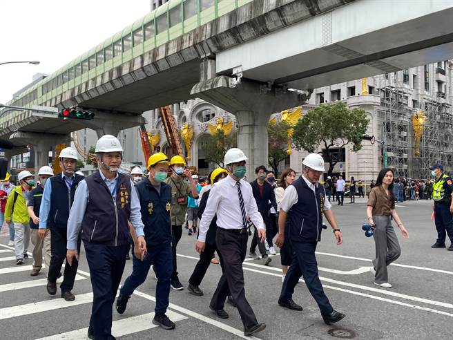 台中捷运惊传1死8伤重大工安意外，检察官胡宗鸣（中）到场调查，听取台中市副市长黄国荣（左）及第四警分局长李建兴（右）说明案情。（张亦惠摄）