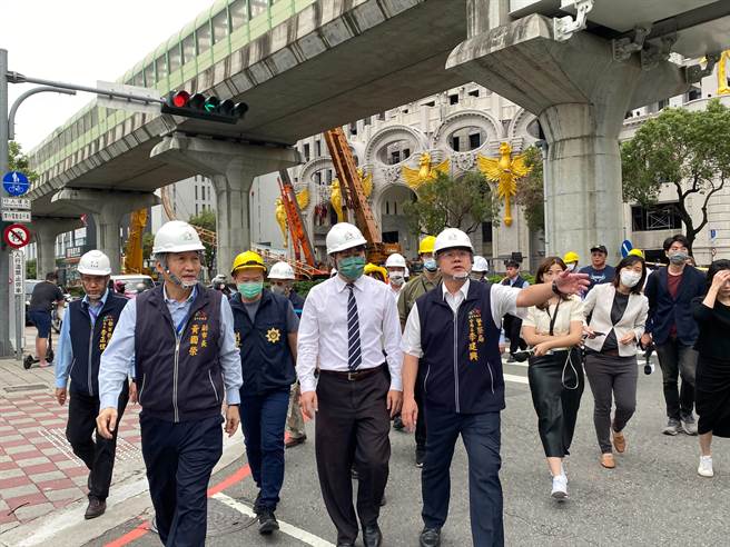 台中捷运惊传1死8伤重大工安意外，检察官胡宗鸣（中）到场调查，听取台中市副市长黄国荣（左）及第四警分局长李建兴（右）说明案情。（张亦惠摄）