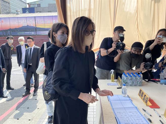 方馨、苏晏霈出席宗华告别式。（林淑娟摄）