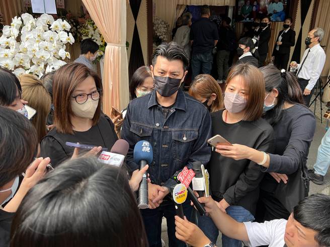 方馨、唐丰、苏晏霈出席宗华告别式。（民视提供）