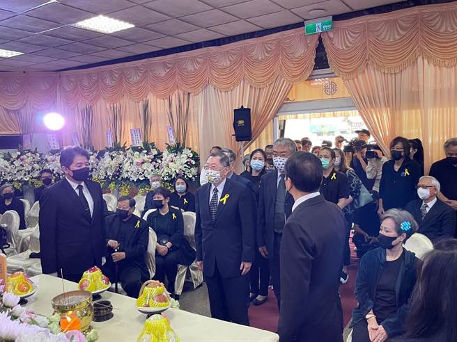 民视总经理廖季方率民视同仁出席宗华告别式。（民视提供）