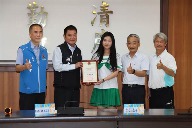 苗栗县长锺东锦接见表扬获奖学生。（苗栗县政府提供／李京升苗栗传真）