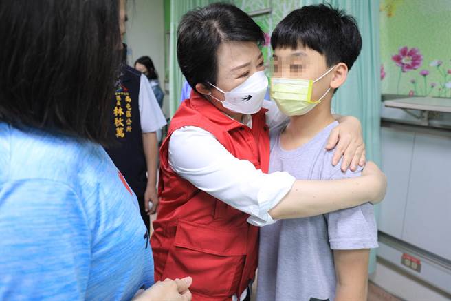 台中市長盧秀燕到中山醫學大學附設醫院探視傷者。（台中市政府提供／馮惠宜台中傳真）