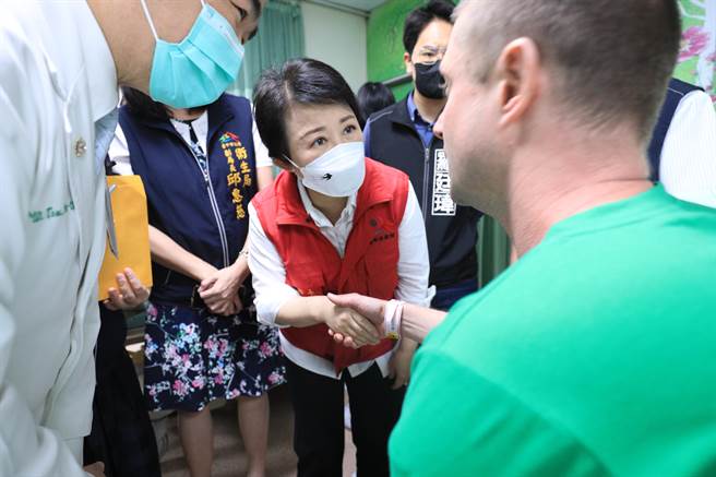 台中市長盧秀燕到中山醫學大學附設醫院探視傷者。（台中市政府提供／馮惠宜台中傳真）