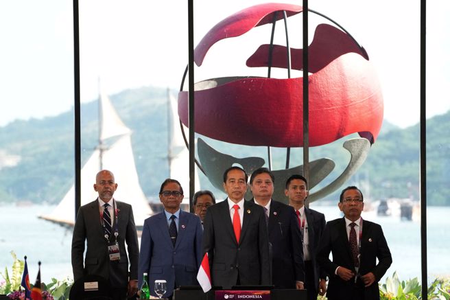 第42届东协峰会在印尼东努沙登加拉省（East Nusa Tenggara）的拉布安巴佐（Labuan Bajo）登场，小马可仕将在会上寻求敲定南海行为准则。(图/路透社)