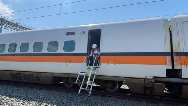 服勤学员需于90秒内架设重达15公斤的逃生梯。（洪靖宜摄）