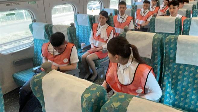 列车上会进行模拟演练，如遇到乘客有突发状况，服勤员该如何处理。（洪靖宜摄）