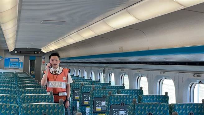 列车上会进行模拟演练，如遇到乘客有突发状况，服勤员该如何处理。（洪靖宜摄）