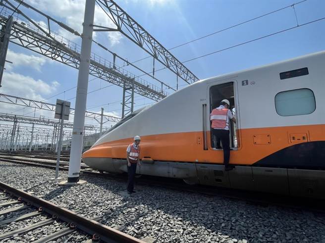 服勤学员进行列车攀爬训练。（洪靖宜摄）