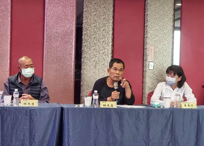 肝癌患者林妈勋（发言者）与台西乡患者林怀玉（左一）现身说法，呼吁民眾踊跃接受B肝、C肝炎筛检及治疗。（周丽兰摄）