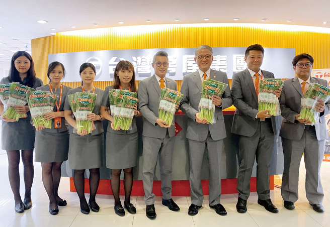 总公司同仁蔬菜合照。(图／台湾房屋提供)