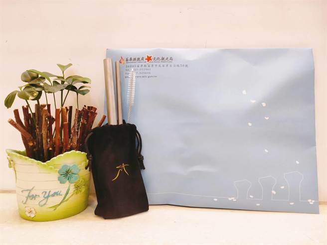 福袋及吸管图示。（苗栗县政府提供／李京升苗栗传真）