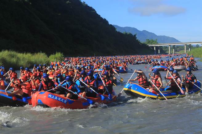 秀姑峦溪泛舟铁人三项竞赛6／11回归！县府与东管处共推「花莲泛舟月」活动，为促进观光旅游，凡出示赛事或泛舟证明可享住宿优惠。（花莲县府提供／王志伟花莲传真）