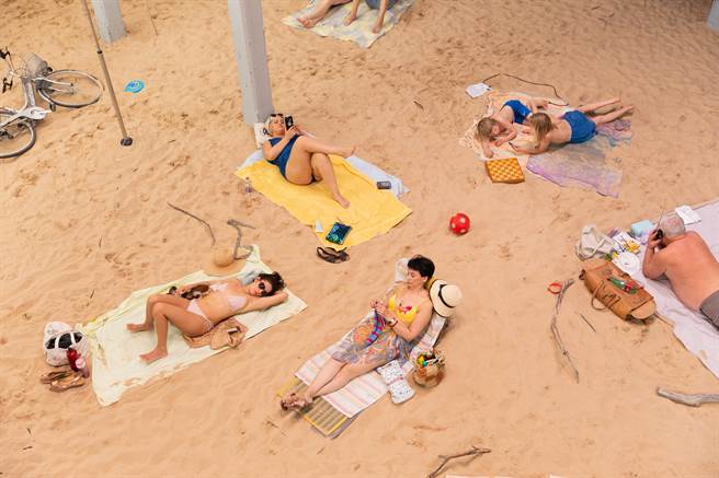 2019威尼斯双年展金奖作品《太阳与海》，造了一座人工沙滩，演员有老人、有小孩，观眾在空间里观赏沙滩的一天。（Andrej Vasilenko ©台北艺术节提供）