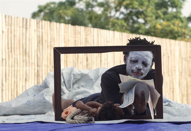 舞蹈家福斯坦．林耶库拉（Faustin Linyekula）作品《我的身体我的檔案》，结合音乐、口白、影像，呈现他如何找回自己身体的自主权。（台北艺术节提供）