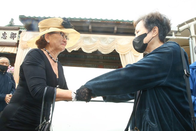 冯宝宝含泪送别宗华。（图／粘耿豪摄）