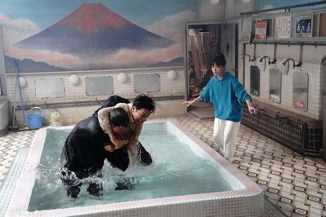实景打造的浴池成为演员们拍摄时的休息区，左起滨田岳、生田斗真、桥本环奈。（采昌提供）