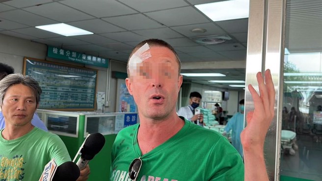 一名加拿大籍傷者驚恐還原事發現場。（民眾提供／馮惠宜台中傳真）