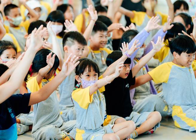 在文化部的「文化体验教育」与企业支持下，云门舞集的舞蹈蒲公英计画，预计今年继续完成全台六县市，与46所小学的学童及老师面对面接触，日前已到屏东县大成国小与丰田国小。（陈李视物摄／云门基金会提供）