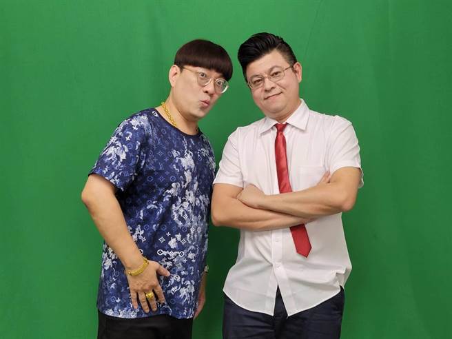 阿国（左）与国义是南台湾电视购物界的翘楚。（阿国提供）