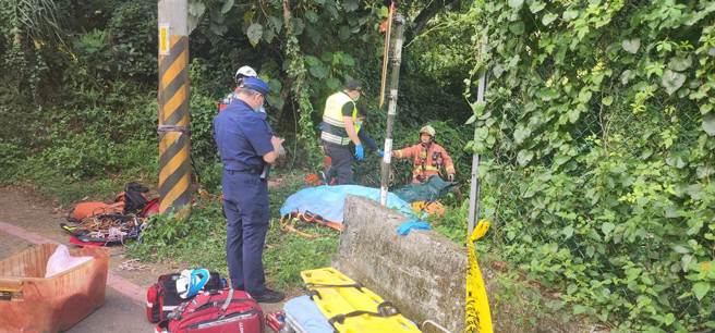 芦洲警方10日下午获报，五股区水碓公园附近的山区有民眾疑似中枪落下山谷，警方获报后立即协同消防赶赴现场救援，但民眾被找到时已明显死亡，头部有枪击痕迹。(黄敬文摄)
