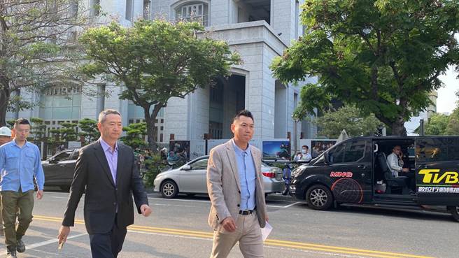 建筑工地发生吊车吊臂掉落意外酿1死8伤，兴富发建设强调不卸责。(张亦惠摄)