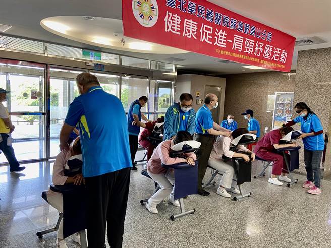 让护理同仁放松，同时也增加视障按摩能见度。（吴佩蓉摄）