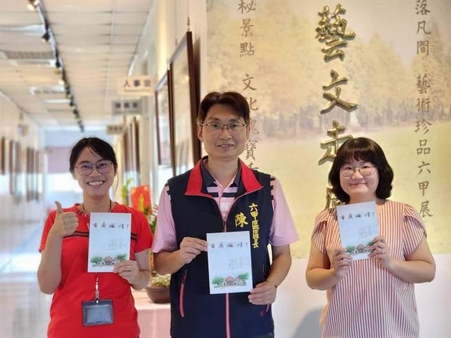 我台南市六甲区公所的艺文文创品不断推陈出新，10日发表古庙风情笔记本。（六甲区公所提供／张毓翎台南传真）