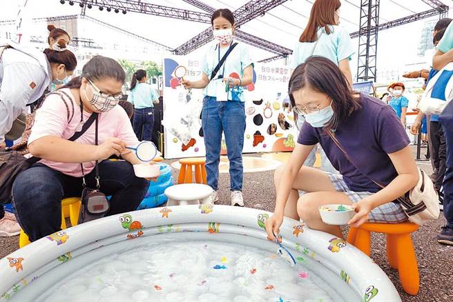 農委會5月1日預告「動物保護法」修正草案，其中禁止以賭博、娛樂、遊戲、營業、宣傳為目的進行動物交換或贈與，但僅針對兔子、天竺鼠等哺乳類動物進行管制。（本報系資料照）