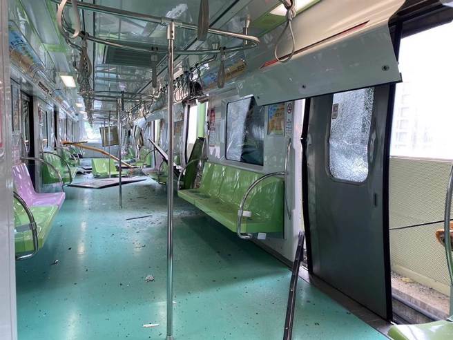 台中捷运车厢遭钢架穿破，现场一片狼藉。（图／民眾提供）