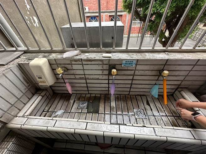 瑞丰国小洗手台磁砖破裂。（市议员许家睿提供／陈梦茹桃园传真）