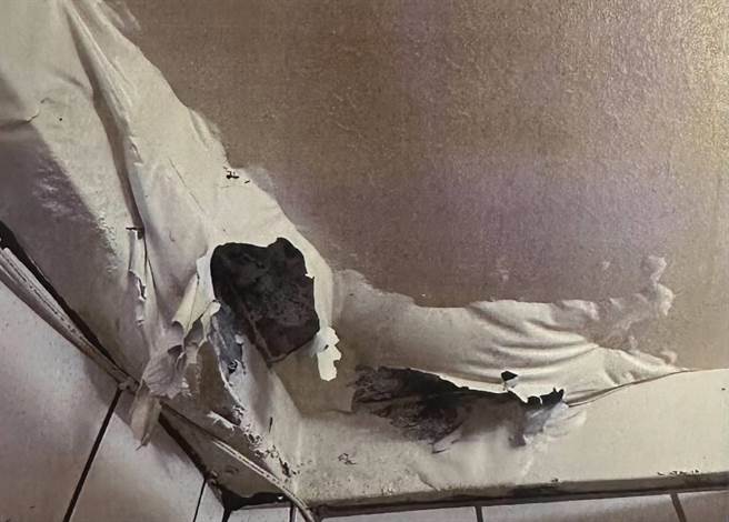 校园中的老旧厕所天花板出现壁癌状况，待教育局改善。（桃园市教育局提供／陈梦茹桃园传真）