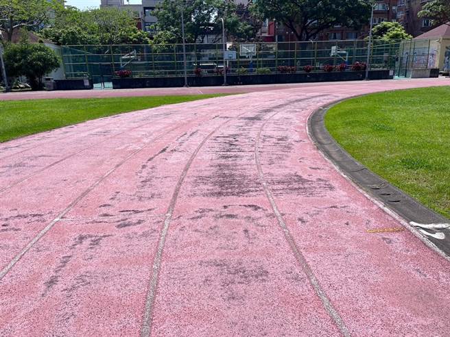 学校运动场跑道有磨损，向教育局提出运动场跑道及户外综合球场改善计画。（桃园市教育局提供／陈梦茹桃园传真）