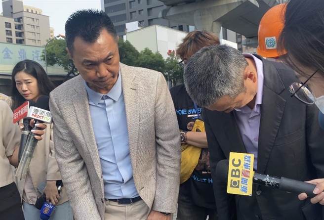 兴富发公司发言人廖昭雄与承揽塔吊工程的宇球公司邓特助跟齐裕营造副总一起90度鞠躬道歉。（陈淑芬摄）