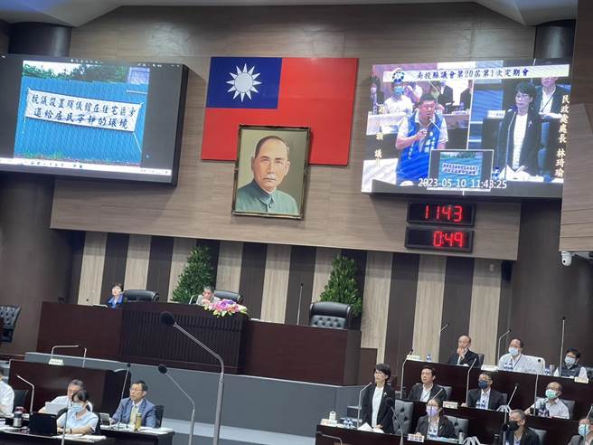 南投县议员游颢要县府民政处，不能让竹山镇公所在学校旁、聚落边盖殡仪馆，以免影响居民居住品质及学生就读环境。（杨静茹摄）