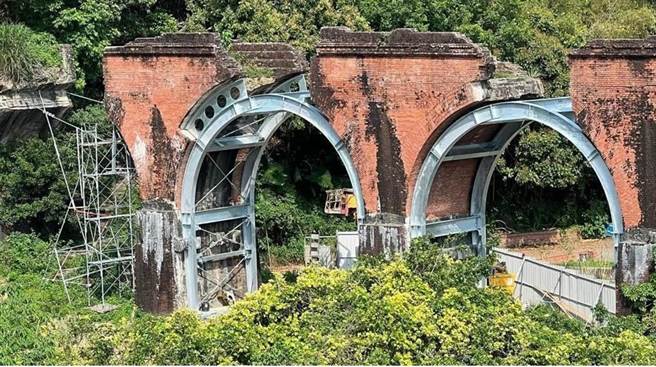 龙腾断桥加固工程被批违反美学。（民眾提供／李京升苗栗传真）