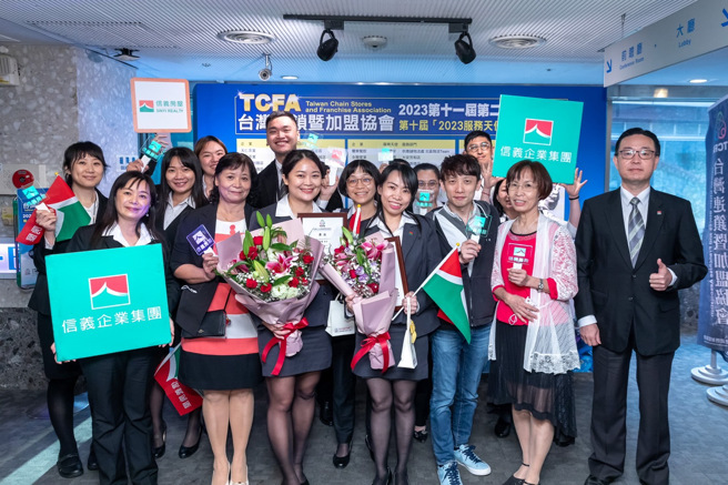 台湾连锁暨加盟协会（TCFA）「服务天使奖」颁奖迈入第十周年，信义房屋庞大的应援团，一起为获奖的信义房屋阙翊纯（前排右四）、辜佳慧（前排右五）获得TCFA「服务天使奖」。（图/信义房屋 提供）