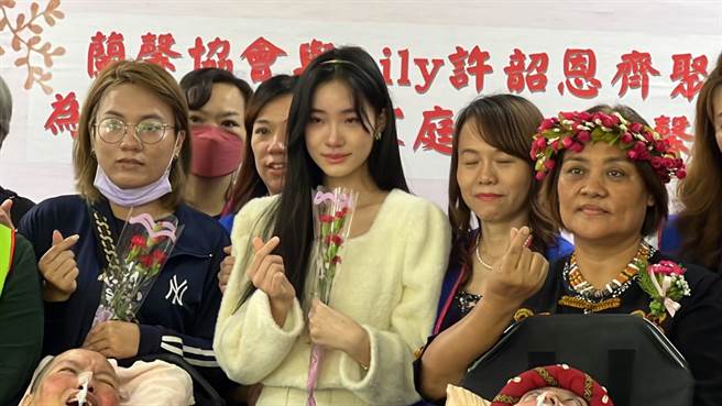 艺人小S徐熙娣二女儿Lily 10日到创世基金会台东院帮植物人过母亲节，捐出义卖所得。（读者提供／蔡旻妤台东传真）