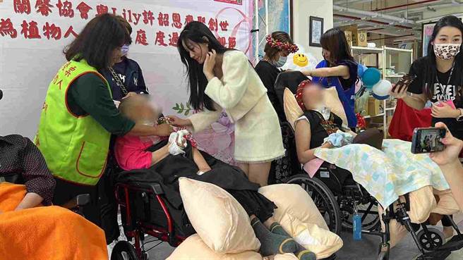 艺人小S徐熙娣二女儿Lily 10日到创世基金会台东院帮植物人过母亲节，捐出义卖所得。（读者提供／蔡旻妤台东传真）