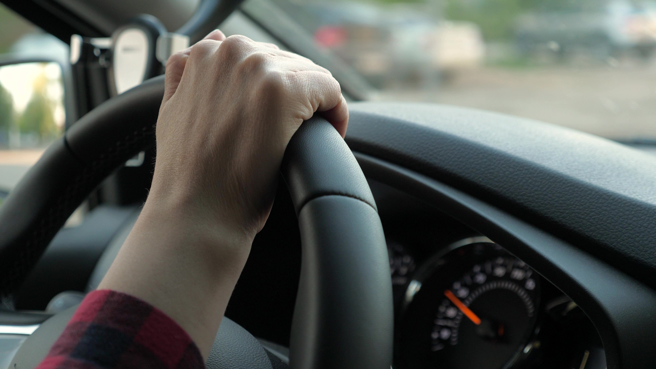 许多人开车时，可能因为各种违规遭到开罚。（示意图／shutterstock）