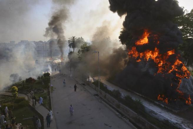 伊姆兰汗的PTI党要求群眾上街，理性抗议，但愤怒的群眾烧了一个军官的家。(图/美联社)