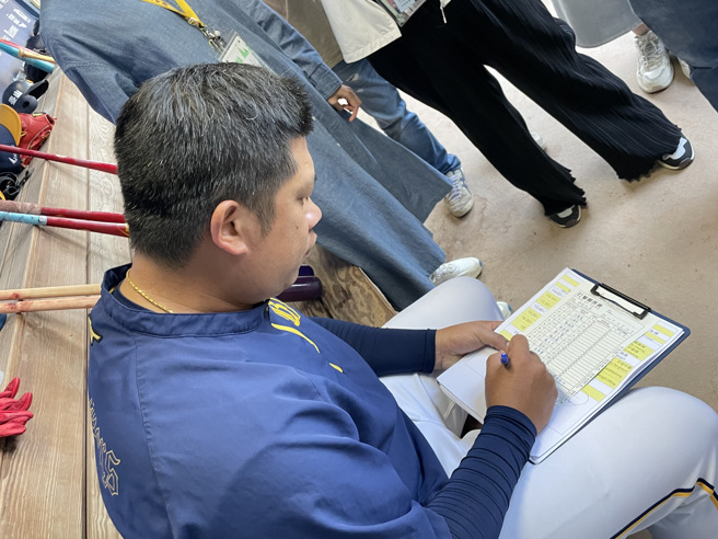 中信兄弟总教练林威助因家中有事请假，首席教练陈江和暂代兵符。（毛琬婷摄）