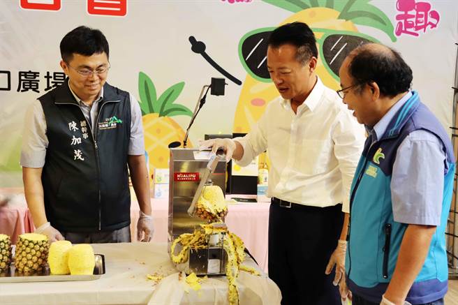 今宣传记者会特别安排一场削皮大比拚，由嘉义县长翁章梁亲自操作，与人力手工削凤梨皮比速度。（吕妍庭摄）